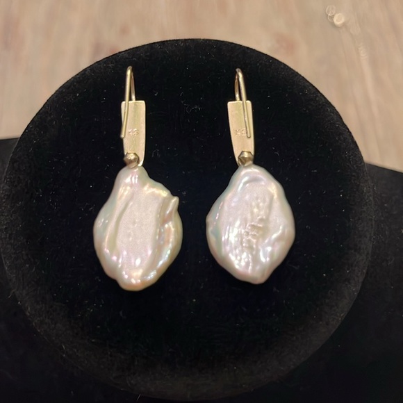 Kendra Scott Darcey Bright Gold Drop Earrings In Pearl - Picture 2 of 2